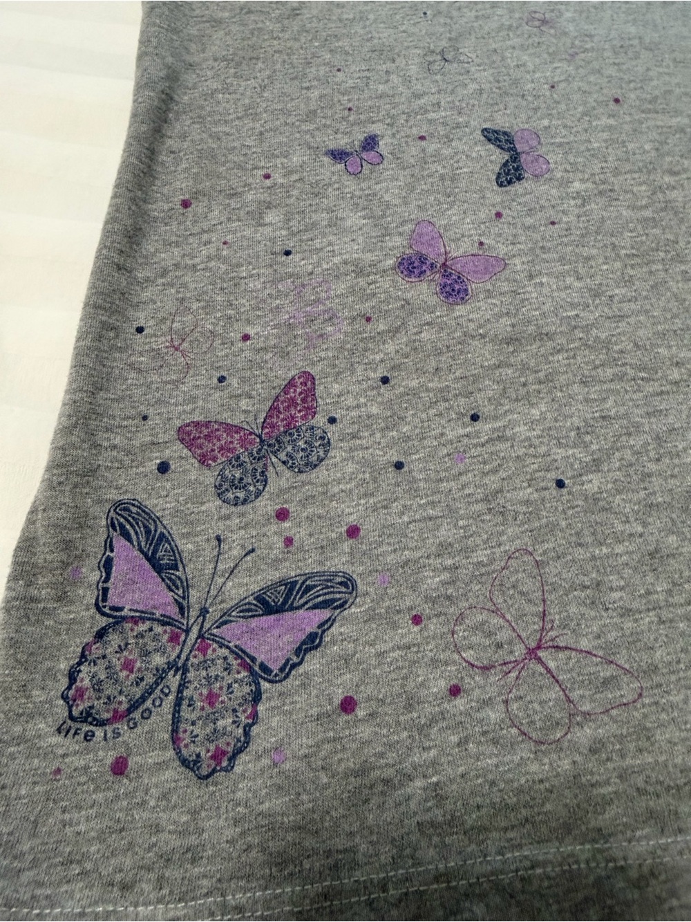 LN Life Is Good Gray V-Neck Short Sleeve Tee 🦋